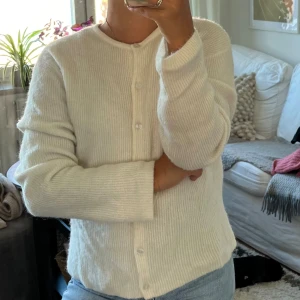 Alpacka kofta från & other stories  - Fin varm stickad tröja i alpacka blandning. Nypris 890kr. Varsamt använd