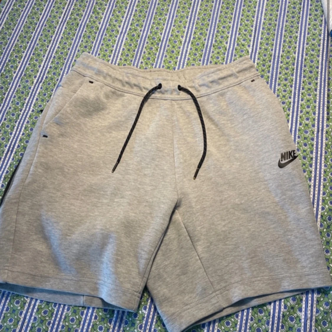Gråa Nike tech shorts!