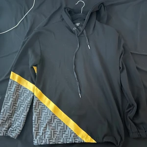 Fendi hoodie - Fendi hoodie som inte används längre använd 1-2 gånger Max 
