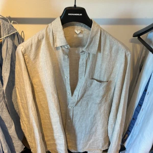 Linne skjorta - Linne skjorta i storlek M, regular fit.