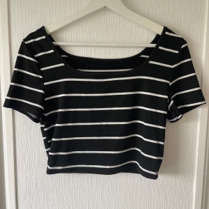 Svart vit topp - Använd en handfull gånger. Bra skick. Väldigt stretchig. 