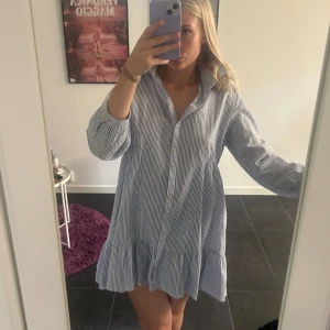 Klänning Zara - Snygg skjortklänning från Zara i strlk M. Passar S/M🥰 Saknas en knapp men inget man ens tänker på o möjligheten finns att sätta dit en ny om man vill. Köpt för typ 500kr