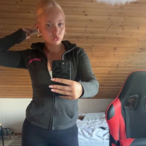 tränings- zip up från puma  - Ganska tunn zip up från puma, älskar kvalite och färg, kommer bara ej till användning, står ej storlek men tror S! 💖💖