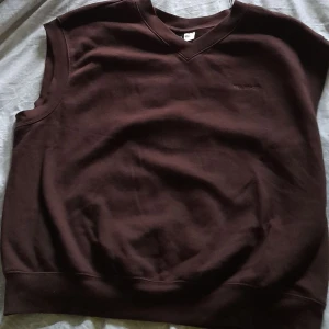 Hoodie/Väst - En väst i hoodie-material från H&M. Köpte den för 2 år sedan men har använt den sparsamt. Nypris 100kr. Storlek L. 