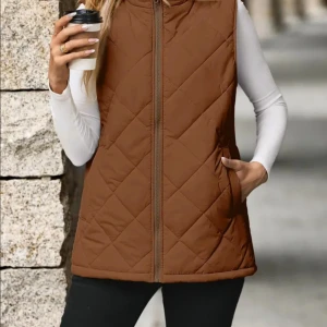 Väst - Ny. Aldrig använd. Tråkigt nog hål i ena fickan. Passar stl XS t S. 