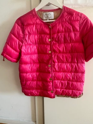 Jacka - Sommarjacka med kort ärm. Nästan oanvänd. Strl 34 men passar även 36