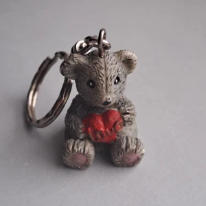 Nalle med hjärta nyckelring  - Nalle med hjärta. 🩷😊