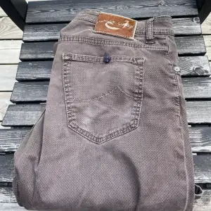 ett par feta jacob cohen jeans i färgen brun ish storlek 35 i italiens storlek men sitter som storlek 33 i vanlig. nypris 5500kr , mitt pris endast 1149kr skick 8/10  tveka inte på att höra av er vid frågor eller funderingar!! mvh/Gustav