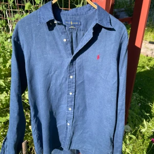 Ralph lauren linneskjorta - Säljer denna somriga linneskjortan från ralph lauren i storlek L. Den har inga defekter och är i 10/10 condition. Hör av er vid minsta fråga!