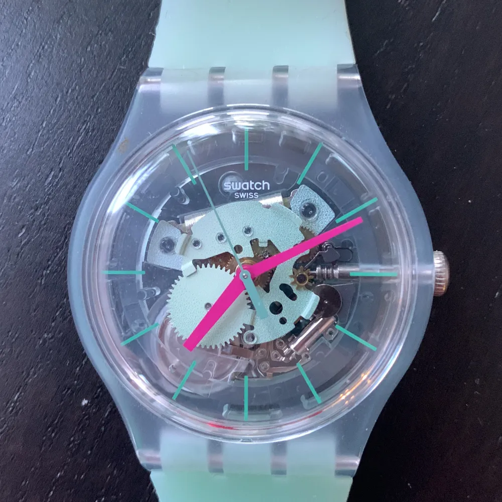 En jätte fin klocka från swatch. Har andvänt den 2 gånger⭐️ men har tyvärr för många armbandsur ⏰ så därför säljer jag den. Jätte fint skick ✨ och fin dyr 💸 klocka🩷 ny pris: 1300kr🤩  Nu: 700😳. Accessoarer.