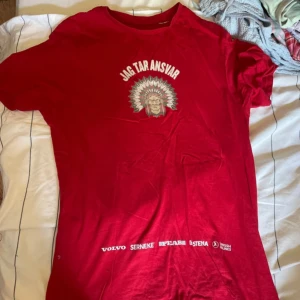 T shirt - T shirt, lite blekt tryck