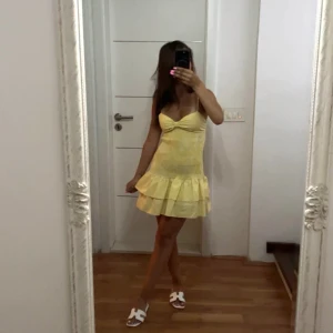 Zara klänning - Säljer denna otroligt snygga klänning från zara som är använd 1 gång. 