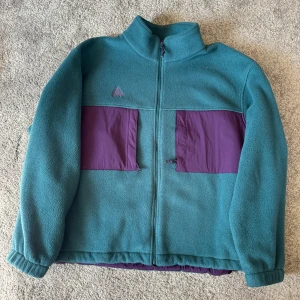 Fleece - Nike - En i princip oanvänd Nike ACG fleece. Mysigt och snyggt plagg som funkar i alla situationer. Nypris 1500 kronor och storlek XL. 