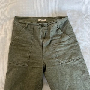 On the go pants, XS - On the go pants XS. Djerf avenue. Stora i storleken, passar dig som vanligtvis är strl 36/liten 38. Superfina men säljes då de inte kommer till användning. Stor utrensning, se profil för klänningar från Adoore/stories, Levis jeans osv. Nypris 1600