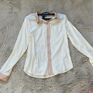 Blus skjorta  - Jättefin tunn tröja. Små defekter. Se bild 3 och 4. Därav säljs den billigt 