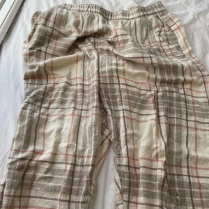 pyjamasbyxor från hunkemöller - säljer dessa snygga pyjamasbyxor från hunkemöller i storlek s, det är lite low