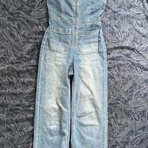 Underbart snygg byxdress - Så snygg byxdress storlek S/M utsvängda ben total längd:127 cm innerbenlängd: 75 cm armhåla-armhåla 37 cm  mycket fint skick 