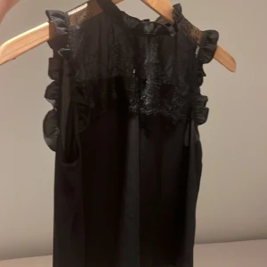 Super fin topp  - Jättefin topp från zara. I nästan nyskick, endast använd några gånger. Säljer pågrund av att den är för liten på mig 💞💞