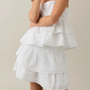 Volang kjol - Som ny! Jag skulle säga att den är stor i storleken, jag brukar ha XS/S och den passar mig perfekt. Även jätte stretchig! 