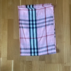 Burrbery halsduk - 10/10skick.Pris inte hugget i sten 🪨🪓 