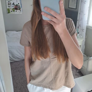 Skön T-shirt 🤍 - Väldigt skön T-shirt som inte kommer till användning längre.💕 Fortfarande mycket bra kvalitet och inga skavanker.