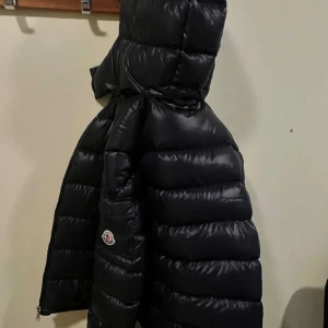 Moncler jacka  - Säljer den här äkta moncler jackan. Fråga om fler bilder 💕