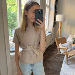Stickad topp med band i midjan - Så gullig topp från Zara. Använd 1 gång.