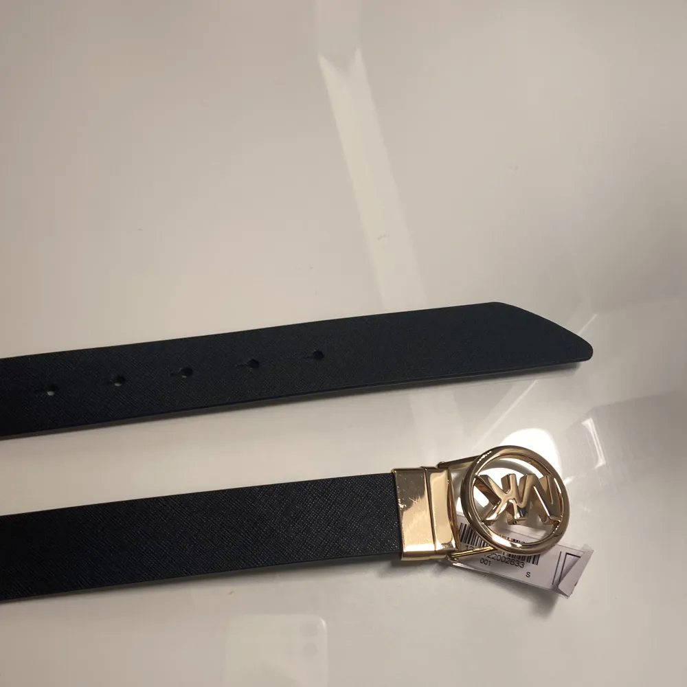 Helt ny oanvänd, Storlek S, två sidig, original pris 1060kr. Jag betalar själv frakten om den är runt 50 kronor!. Asusteet.