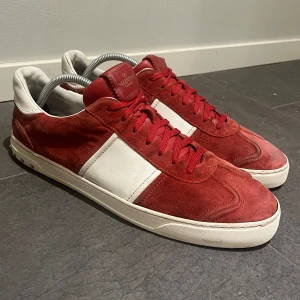 Valentino Flycrews - Säljer dessa feta flycrews, två nitar har låssnat ingår 2 som man kan sätta på själv, inget og, skicket får du avgöra själv en liten defekt finns på bild 5. priset kan diskuteras hör av dig med funderingar🌴