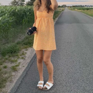 Klänning - Jättefin klänning i blommigt mönster, älskar denna men passar tyvärr ej längre 🫶🏻