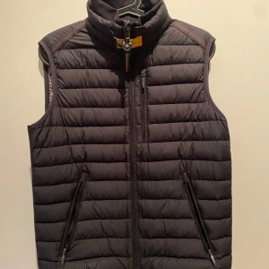 PARAJUMPER VÄST - Fet parajumper väst som passar perfekt nu på sommaren och hösten. Västen är i fint skick, 8,5/10. Nypris 4000kr. Mitt pris 1300. Priset är inte hugget i sten. Hör av dig vid funderingar.