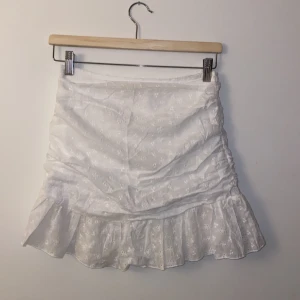 Vit kjol - Vit kjol fluffig kjol med små blommönster💕