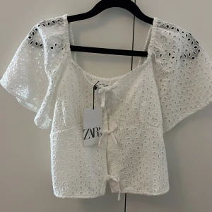 Zara blus  - Jättefin blus från Zaras barnavdelning, storlek 164 men skulle säga att den är xs-s, bara testad med lappen kvar. Nypris 209 kronor, högsta bud får den 💗, skriv gärna vid frågor 