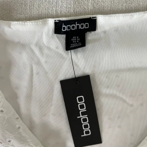 Vit klänning med brodering i blommor - Söt klänning med urringning och broderade blommor🌸Aldrig använd och prislappen kvar⭐️säljer för fel storlek☺️lite stor i storleken (s-m beror på hur man vill den ska sitta) Priset kan diskuteras vid intresse💗💗