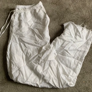 Lågmidjade linnebyxor  - Säljer dessa lågmidjade linnebyxorna från h&m då dem inte används! De är avklippta och passar om man är under 160 cm 😊 obs bilderna på är ej mina! 