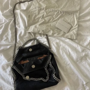 Stella McCartney väska  - Heej! Säljer min fina fina väska från stella i super fint skick! Modellen heter Falabella mini tote bag💕💕🤠✌️MEN! Jag skulle kunna tänka mig att byta min väska mot en likadan fast i färgen ”Pecan Brown”😄