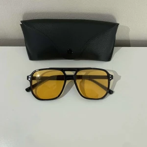 Solglasögon - Säljer dessa riktigt feta solglasögon med fodral för endast 149kr 