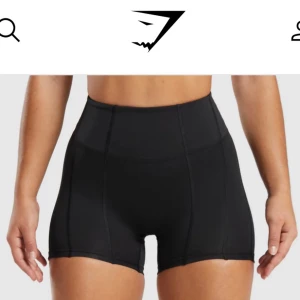 Gymsark SÖKER DEM! - Hej, säljer inte har du såna svarta så köper jag dem jätte Järna om dem är bra skick! Storlek XS eller S!