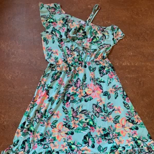 Djungel klänning  - En somrig djungel klänning, material känns kallt passar till varmt väder.