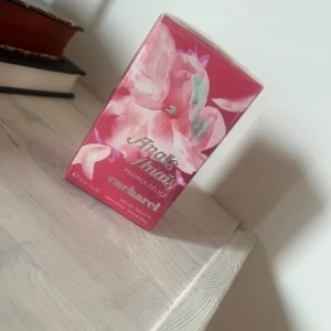 Anais Anais parfym  - Oöppnad Anais Anais parfym i 30 ml. Super fin doft, men har redan en öppnad hemma. 