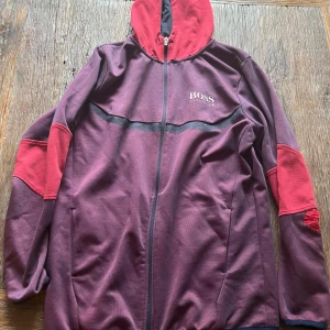 Gammal hugo boss modell - Dehär e en väldigt gammal modell på en hugo boss tröja som e typ omöjlig o hitta. Tröjan är i size S/XS Tröjan är sönder på vänstra armen och det är därför ja ger den för de låga priset.