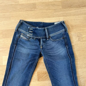 Diesel jeans - Supersnygga lågmidjade jeans från diesel! Kommer inte till användning☺️ Midjemått rakt över 35cm  Innerbenslängd 70cm