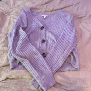 Lila kofta - Nu säljer jag en lila kofta som är använd Max 6 gånger. Kontakta gärna innan köp 💕