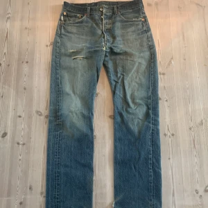 Vintage Levis Jeans 501 - Vintage 501 Levis Jeans, väldigt bra tvätt. Finns tydliga tecken på användning men ger byxan lite karaktär. Storleken är W32 L32