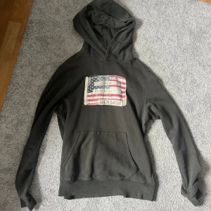 Ralph Lauren American Flag Hoodie - Denim & Supply Ralph Lauren American Flag hoodie.  Skick - 8.5/10 Storlek - M (jag är 187 cm lång och den passar bra)  