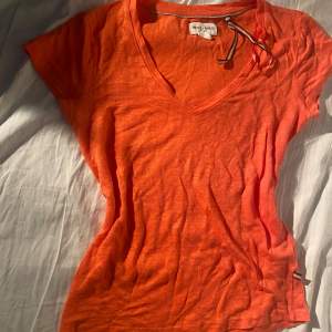 Aldrig använd orange T-shirt från Lindex. Den är i nyskick och säljer den pga att den inte används. Vid fler frågor kontakta gärna. Kontakta innan du köper🥰