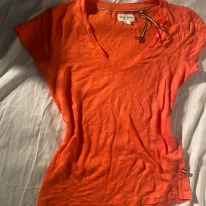 Orange T-shirt  - Aldrig använd orange T-shirt från Lindex. Den är i nyskick och säljer den pga att den inte används. Vid fler frågor kontakta gärna. Kontakta innan du köper🥰