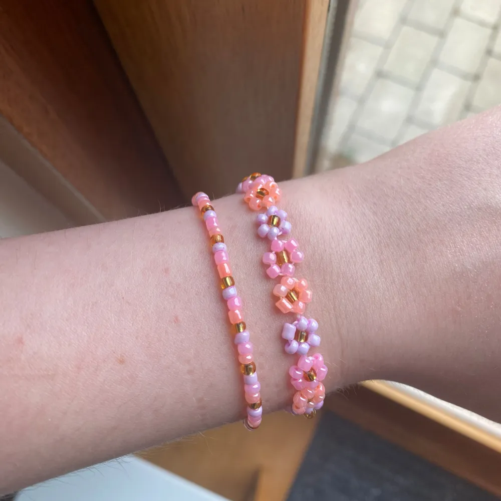 Vi säljer detta kit med två handgjorda pärlarmband. De är stretchiga 😊. Asusteet.