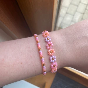 Pärlarmband - Vi säljer detta kit med två handgjorda pärlarmband. De är stretchiga 😊