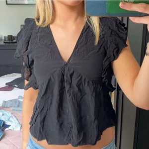Svart blus - Svart blus, som jag tror är ifrån Gina, lappen sitter tyvärr inte kvar